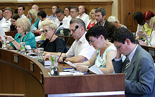 Spór o wyższe dodatki motywacyjne dla olsztyńskich nauczycieli podczas sesji Rady Miasta